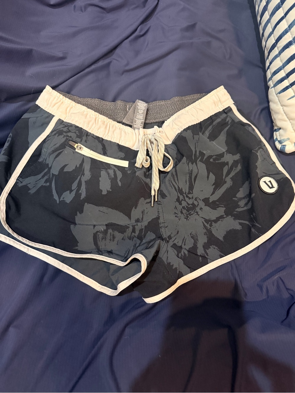 Vuori Black Floral Athletic Shorts with Cream Trim XS